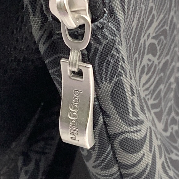 Baggallini RFID Handheld Bag โ Stylish Security in Midnight Blossom - Picture 5 of 6